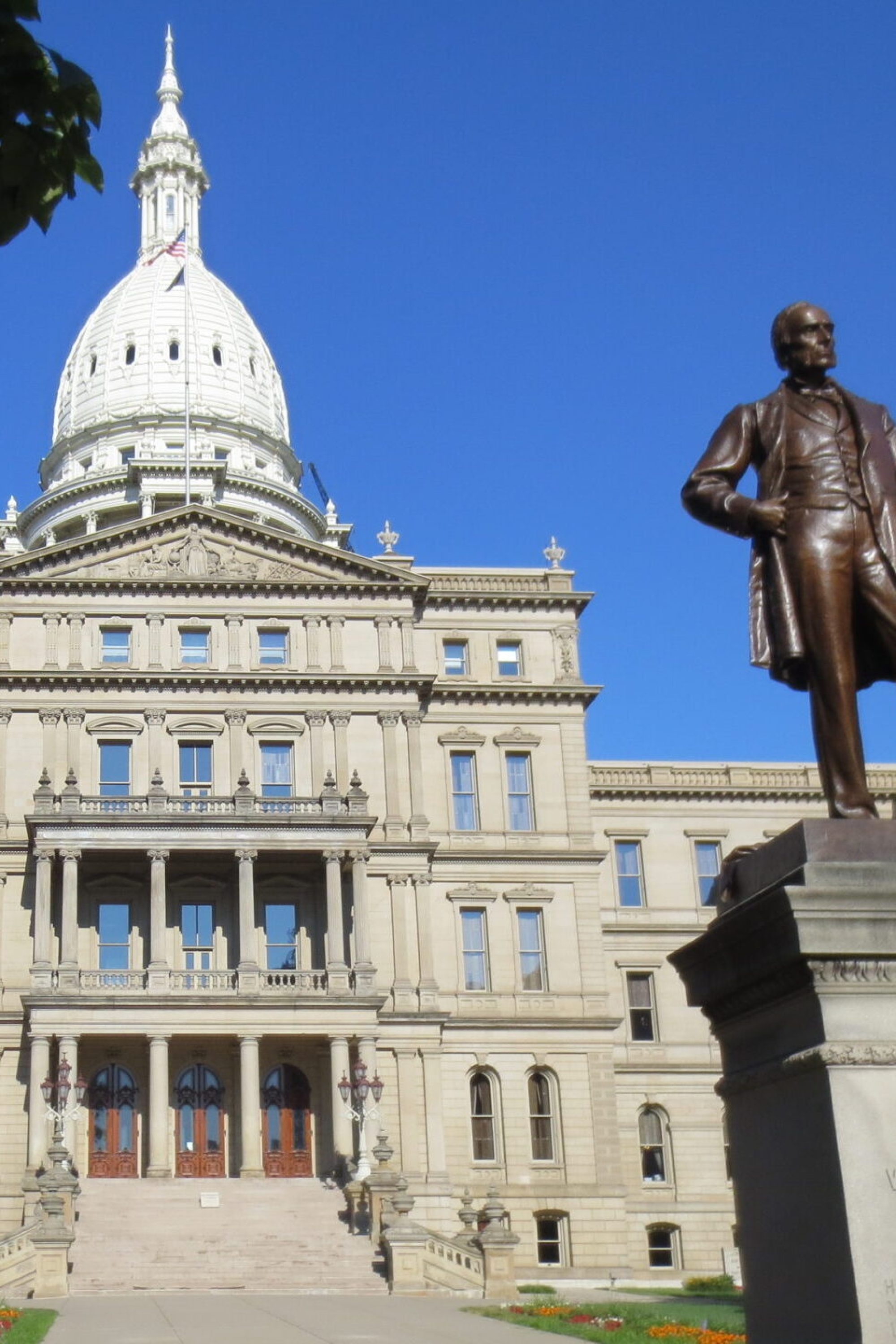 State_Capital_and_Statue_-_panoramio
